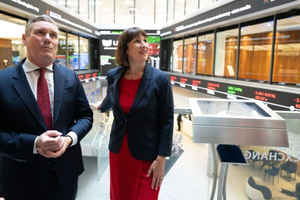 FTSE 100 cierra en un máximo histórico | Noticias Financieras Labour leader Sir Keir Starmer and shadow chancellor Rachel Reeves during a visit to the London Stock Exchange Group, to outline Labour's plans to bring growth and stability back to Britain's economy. Picture date: Friday September 22, 2023. PA Photo. See PA story POLITICS Labour. Photo credit should read: Stefan Rousseau/PA Wire