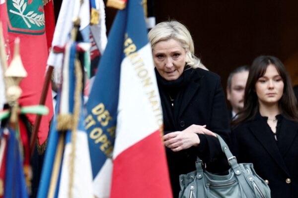 Francia debería seguir el ejemplo de Trump en el trato a los deportados de Colombia, según Le Pen. Francia debería seguir el ejemplo de Trump con Colombia en el trato a los deportados, según Le Pen