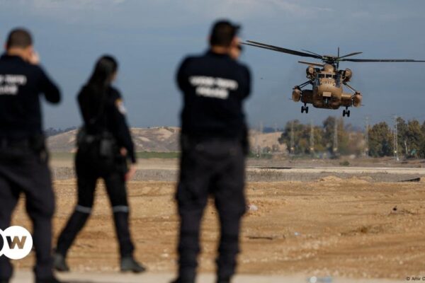 Hamas entrega 4 rehenes israelíes – DW – 25/01/2025 Hamas hands over 4 Israeli hostages – DW – 01/25/2025