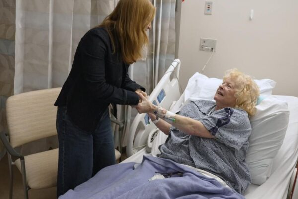 Incendios forestales en Los Ángeles: Sky News se entrevista con una sobreviviente una semana después de que su hogar fuera consumido | Noticias de EE. UU. Sky's Martha Kelner with Liz Lerner in hospital
