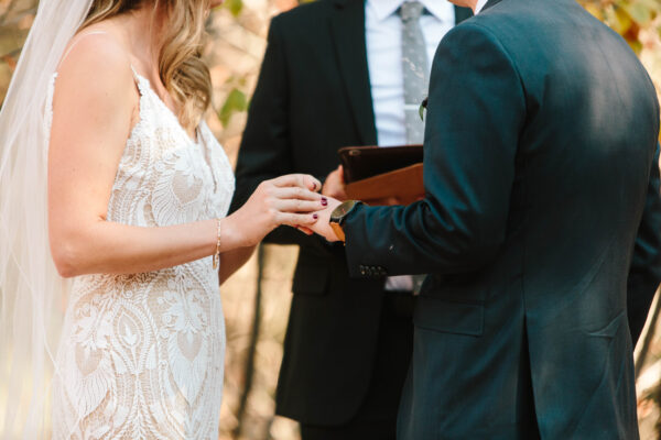Invitados a la Boda Sentados para una Ceremonia “Hermosa”, Pero Hay un Problema: “Me Dió Vergüenza” Wedding ceremony