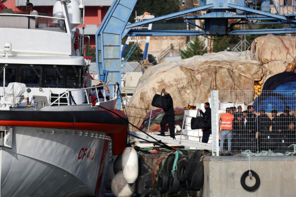 Italia Comienza a Enviar Migrantes a Albania, Reviviendo un Programa Estancado Italy Begins Shipping Migrants to Albania, Reviving Stalled Program