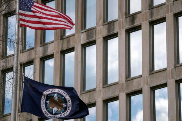 La administración Trump ofrece indemnizaciones a los trabajadores del gobierno que no deseen regresar a la oficina. Trump administration offering buyouts to government workers unwilling to return to office