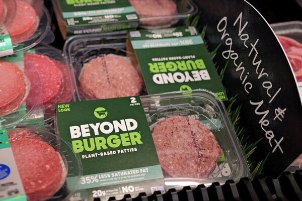 La carne falsa está procesada. ¿Qué significa eso para sus beneficios saludables? Fake Meat Is Processed. What Does That Mean for Its Health Benefits.