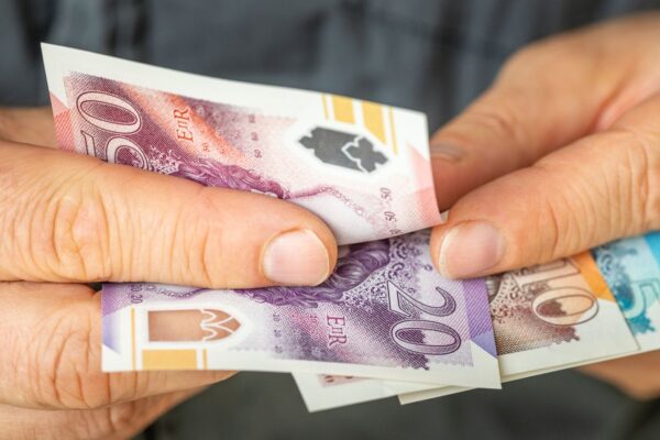 La economía del Reino Unido logra volver al crecimiento tras dos meses de contracción | Noticias Económicas A file picture of someone counting money. Pic: iStock