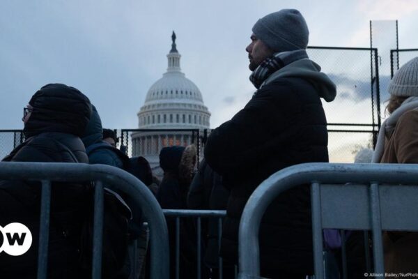 La inauguración de Trump se trasladó a un lugar cerrado debido al clima gélido – DW – 17/01/2025 Trump inauguration moved indoors due to freezing weather – DW – 01/17/2025