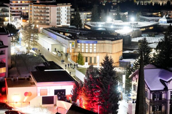 La riqueza de los multimillonarios se disparó el año pasado, afirma grupo antipobreza antes de la reunión de Davos. Billionaires' wealth skyrocketed last year, anti-poverty group says ahead of Davos gathering