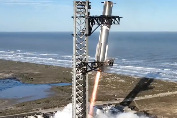 Lanzamiento de SpaceX Starship: fecha, hora y cómo verlo. An image of Super Heavy being caught