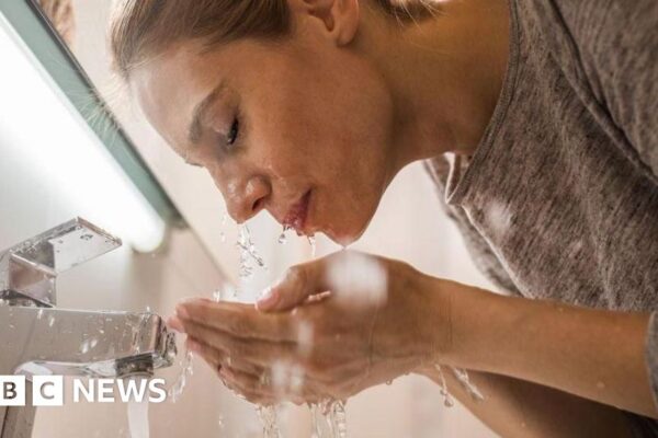Las facturas de agua aumentarán en £10 al mes en abril. Water bills to rise by £10 a month in April