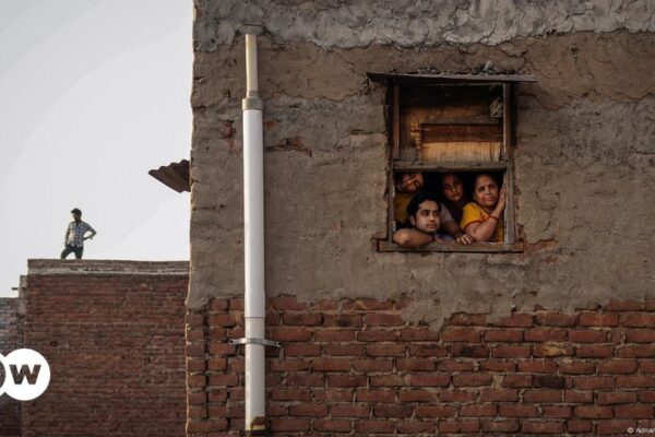 Olas de calor, inundaciones y ciclones interrumpen la educación de millones – DW – 24/01/2025 Heatwaves, floods, and cyclones disrupt school for millions – DW – 01/24/2025