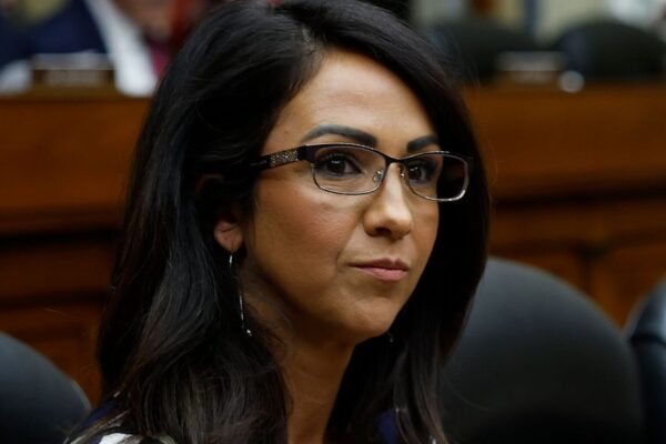 Lauren Boebert Ofrece Tours Guiados por el Capitolio a los Riotantes del 6 de Enero, y los Críticos Hacen el Mismo Comentario Brutal Lauren Boebert Offers Guided Capitol Tours To Jan. 6 Rioters And Critics Make Same Brutal Point