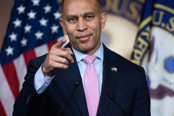 Los demócratas se mantienen unidos contra el proyecto de ley anti-deportiva para chicas trans. Democrats Stick Together Against Anti-Trans Girls Sports Bill