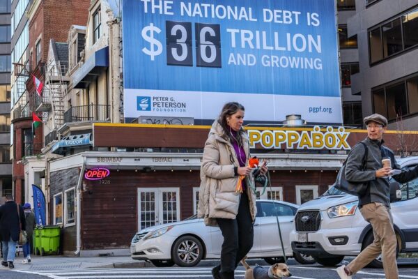 Los duros del GOP en la Cámara de Representantes presionan por un aumento del límite de deuda de $4 billones. House GOP Hardliners Push For $4 Trillion Debt Limit Increase