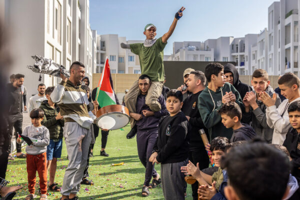 Los gazatíes e israelíes se atreven a esperar mientras se consolida el alto el fuego. Gazans and Israelis Dare to Hope as Cease-Fire Takes Hold