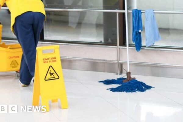 Los hospitales en espera de reconstrucción enfrentan filtraciones de sewage y operaciones retrasadas Hospitals awaiting rebuilds face sewage leaks and delayed ops