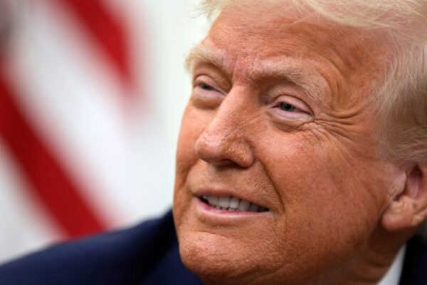 Los republicanos hacen la vista gorda mientras Trump se beneficia de la captura de efectivo en criptomonedas. Republicans Look The Other Way As Trump Profits Off Crypto Cash Grab