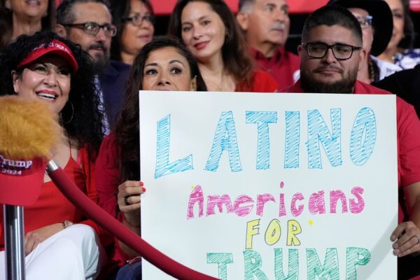 Los votantes latinos pueden estar cambiando sus lealtades. Esto podría cambiar su influencia también. Latino Voters May Be Changing Their Allegiances. It Could Change Their Influence, Too.