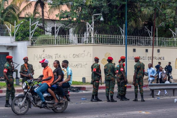 Manifestantes asaltan embajadas extranjeras en la capital de Congo en protesta por los avances rebeldes. Manifestantes atacan embajadas extranjeras en capital congoleña en protesta por avances rebeldes