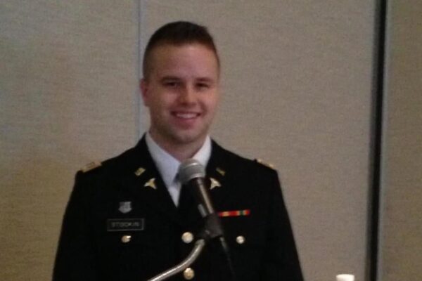 Médico del ejército de EE. UU. que abusó sexualmente de decenas de soldados en la Base Conjunta Lewis-McChord recibe más de 13 años de prisión. U.S. Army doctor who sexually abused dozens of soldiers at Joint Base Lewis-McChord gets over 13 years in prison