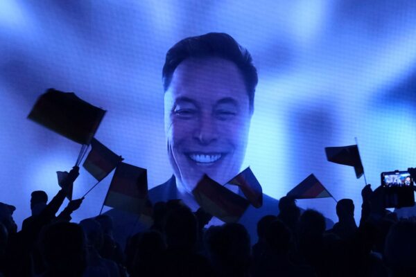 Musk insta a los partidarios de extrema derecha alemanes a superar la “culpa del pasado” durante su inesperada aparición en la campaña de AfD | Noticias Mundiales Elon Musk appears via video link at an AfD campaign event in Germany. Pic: AP