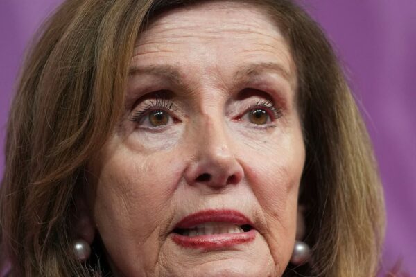 Nancy Pelosi Critica a Trump por los indultos del 6 de enero Nancy Pelosi Slams Trump Over Jan. 6 Pardons