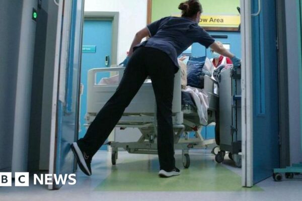 Pacientes mueren en los pasillos del hospital, afirman enfermeras Patients dying in hospital corridors, say nurses