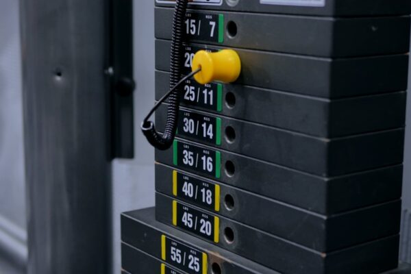 Por qué algunas máquinas de gimnasio se sienten más pesadas que otras. Why Some Gym Machines Feel Heavier Than Others