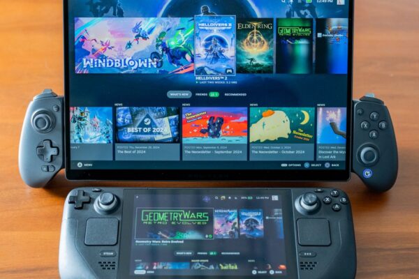 Quizás las gigantescas consolas portátiles son el camino a seguir. The Asus ROG Flow Z13 (2025) gaming tablet mounted in a clamp-style controller, sitting beside the much smaller Steam Deck.