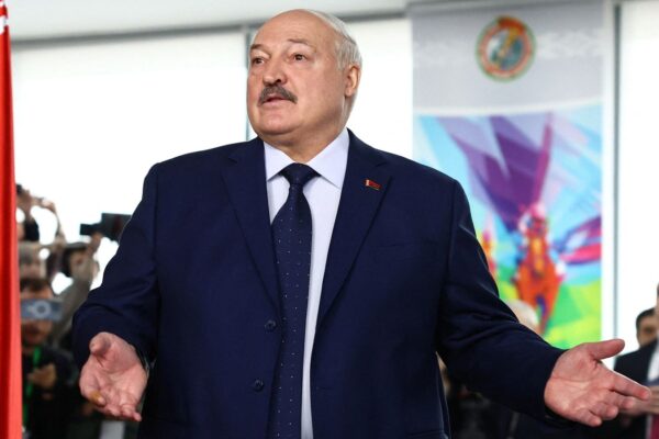 Se abren las urnas en Bielorrusia – Alexander Lukashenko listo para extender 30 años de gobierno presidencial | Noticias Mundiales Belarusian President and presidential candidate Alexander Lukashenko visits a polling station during the presidential election in Minsk, Belarus January 26, 2025. REUTERS/Evgenia Novozhenina
