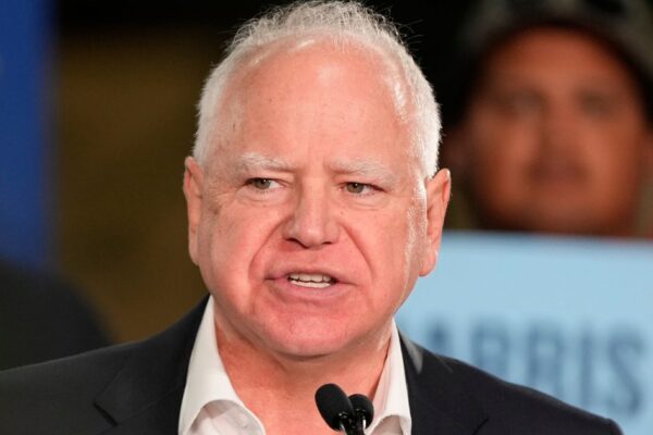 Tim Walz Ofrece un Mensaje Directo a los Votantes ‘Fatigados’ Tras la ‘Pura Pesadilla’ de una Derrota Electoral Tim Walz Offers Blunt Message For 'Fatigued' Voters After 'Pure Hell' Election Loss