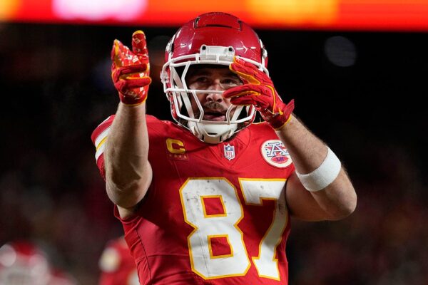 Travis Kelce se siente ’22’ tras ofrecer su mejor partido de la temporada en la victoria de playoffs de los Chiefs. Travis Kelce feeling '22' after delivering best game of season in Chiefs' playoff win