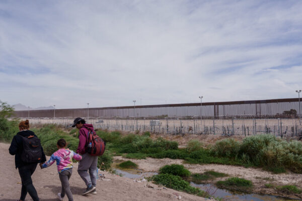 Trump Se Mueve para Poner Fin al Programa de Entrada para Migrantes de 4 Naciones Trump Moves to End Entry Program for Migrants From 4 Nations