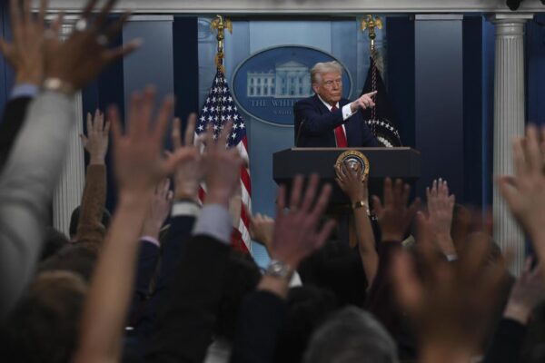 Trump criticó las políticas de DEI y de diversidad de la FAA tras un mortal accidente aéreo. Esto es lo que sabemos. Trump criticized DEI and the FAA's diversity policies after a deadly plane crash. Here's what we know.