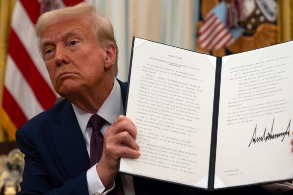 Trump emite órdenes ejecutivas sobre inteligencia artificial y criptomonedas, además de otorgar nuevos indultos. Trump firma órdenes ejecutivas sobre inteligencia artificial, criptomonedas y emite nuevos indultos