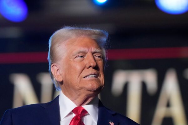 Trump firma una orden destinada a prohibir las transiciones de género para todos los menores de 19 años. Trump Signs Order Aimed At Banning Gender Transitions For Everyone Under 19