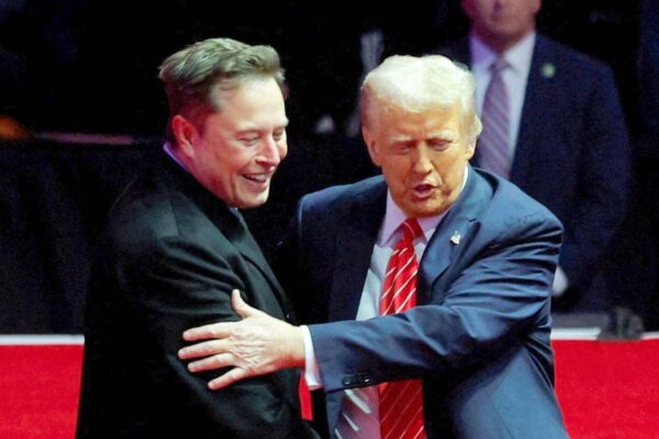 Trump ofrece a empleados federales ocho meses de salario para renunciar | Noticias de EE. UU. Donald Trump greets Tesla CEO and X owner Elon Musk during a rally on 19 January. Pic: Reuters