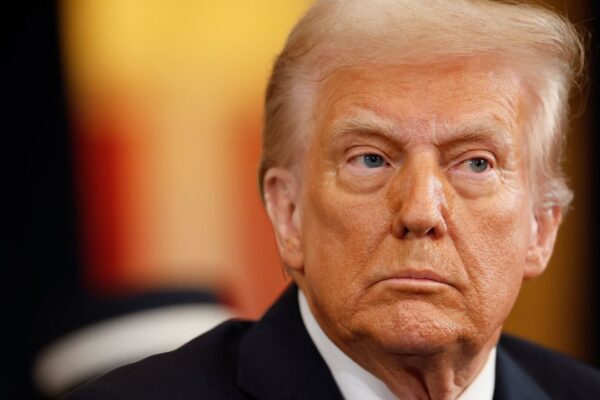 Trump se prepara para eliminar las protecciones laborales de los trabajadores gubernamentales. Trump Prepares To Strip Job Protections For Government Workers