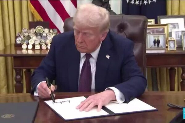 Trump utiliza su poder ejecutivo para restablecer pactos antiaborto. Trump uses executive power to reinstate anti-abortion pacts