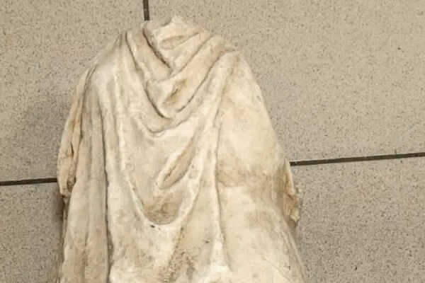 Una antigua estatua sin cabeza es encontrada entre basura en Grecia. An Ancient Headless Statue Is Found Amid Trash in Greece