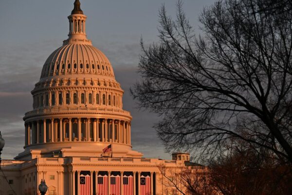 ¿Quién asistirá y quién no a la inauguración de Trump en 2025? Aquí está la lista de asistentes a su toma de posesión. Who is and isn't attending Trump's 2025 inauguration? Here's who will be at his swearing in