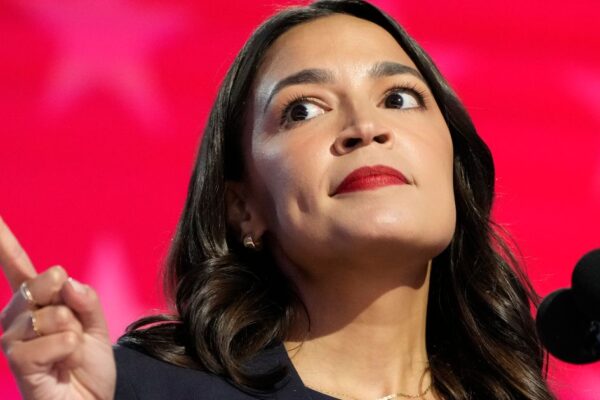 AOC Pide la Remoción de Eric Adams como Alcalde AOC Calls For Eric Adams To 'Be Removed' As Mayor