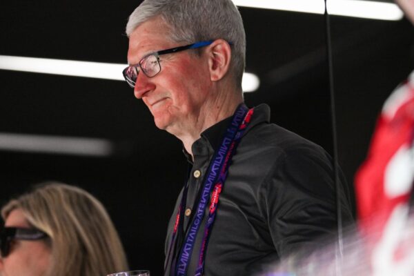Aquí está Tim Cook disfrutando en Nueva Orleans durante el Super Bowl. Here’s Tim Cook hanging out in New Orleans for the Super Bowl