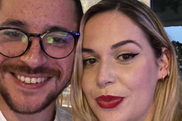 Bartender en Vietnam arrestado por las muertes de una pareja de turistas vinculadas a alcohol contaminado Bartender in Vietnam arrested over tourist couple's deaths linked to tainted alcohol
