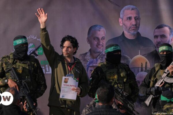 Dos rehenes israelíes liberados por Hamas – DW – 01/02/2025 Two Israeli hostages released by Hamas – DW – 02/01/2025