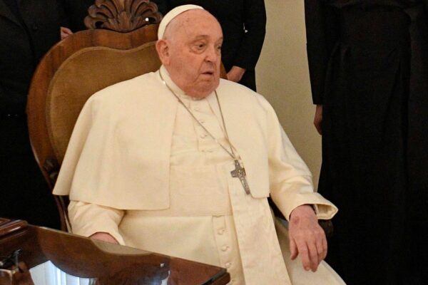 El Papa Francisco ingresó al hospital para tratamiento de bronquitis | Noticias Mundiales Slovakia's Prime Minister Robert Fico speaks during a meeting with Pope Francis at the Vatican, February 14, 2025. Vatican Media/..Handout via REUTERS ATTENTION EDITORS - THIS IMAGE WAS PROVIDED BY A THIRD PARTY.