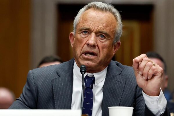 El comité del Senado vota para avanzar la nominación de RFK Jr. como secretario de HHS. Senate committee votes to advance RFK Jr. nomination for HHS secretary