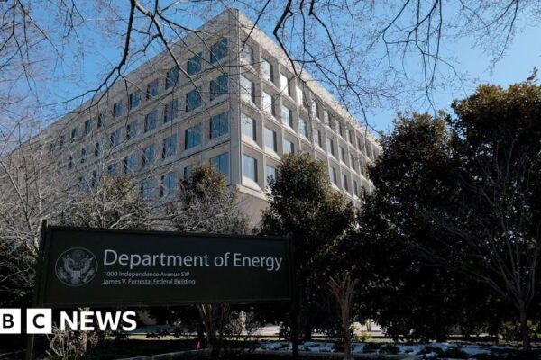 El gobierno de EE. UU. busca recontratar a trabajadores nucleares recientemente despedidos. US goverment seeks to rehire recently fired nuclear workers