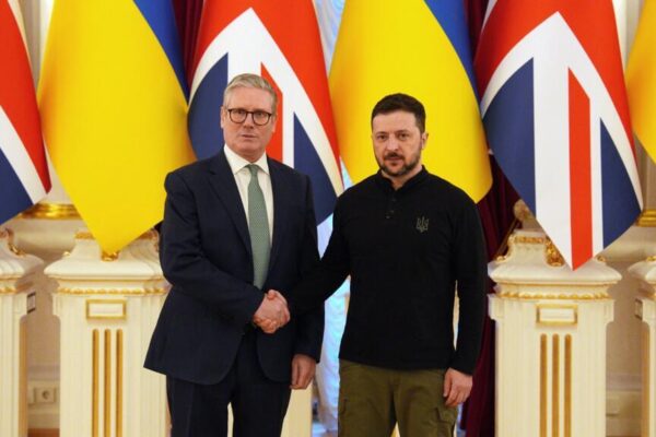 El primer ministro británico afirma estar listo para enviar tropas a Ucrania si es necesario como parte de un acuerdo de paz. UK PM says ready to send troops to Ukraine if needed as part of peace deal