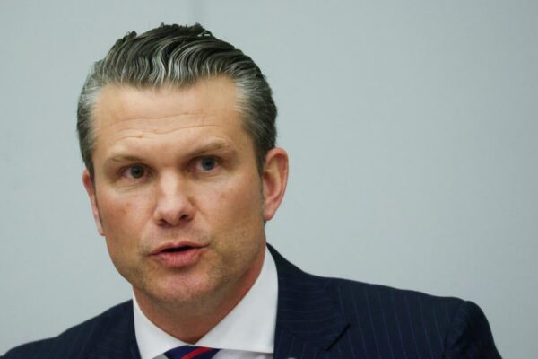 Hegseth descarta la membresía de Ucrania en la OTAN como parte de un alto el fuego con Rusia. Hegseth rules out Ukraine NATO membership as part of any ceasefire with Russia
