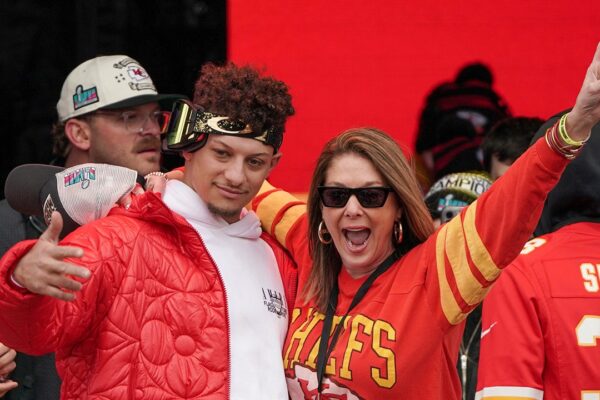 La madre de Patrick Mahomes habla sobre la visita esperada de Trump al Super Bowl LIX. Patrick Mahomes' mom talks about Trump's expected visit to Super Bowl LIX